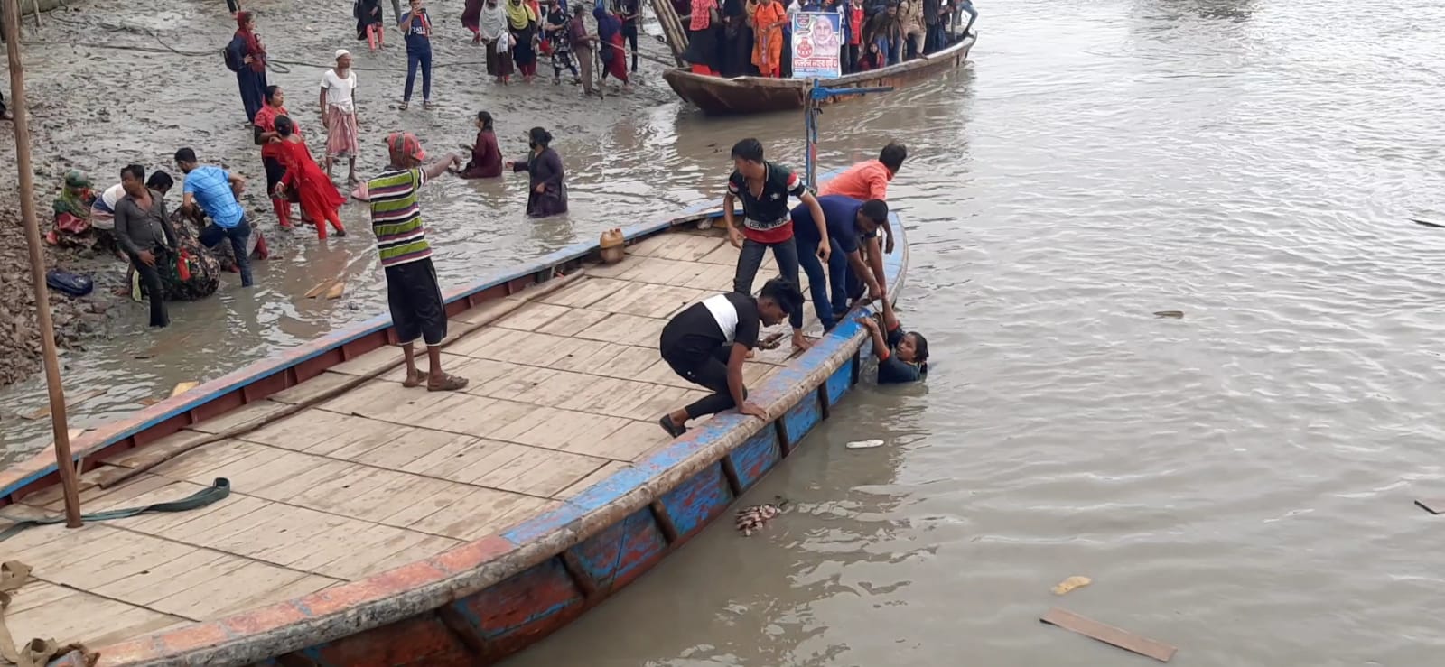 Rescuers search for survivors after overloaded ferry capsizes in Mongla amid Cyclone Remal aftermath. Ohoto: Voice7 News